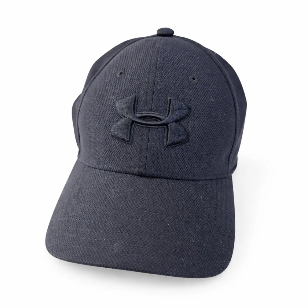 Under Armour classic fit blitzing stretch black hat size M/L